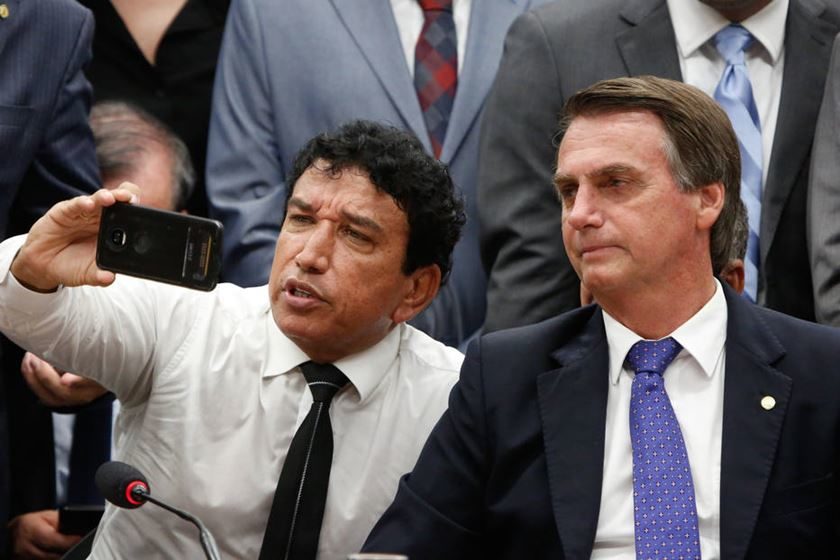 Senador Magno Malta, ex aliado de Lula, Dilma e Temmer - rejeitado nas urnas - tietando Jair Bolsonaro quando em campanha - Foto Google Senador Magno Malta, ex aliado de Lula, Dilma e Temmer - rejeitado nas urnas - tietando Jair Bolsonaro quando em campanha - Foto Google